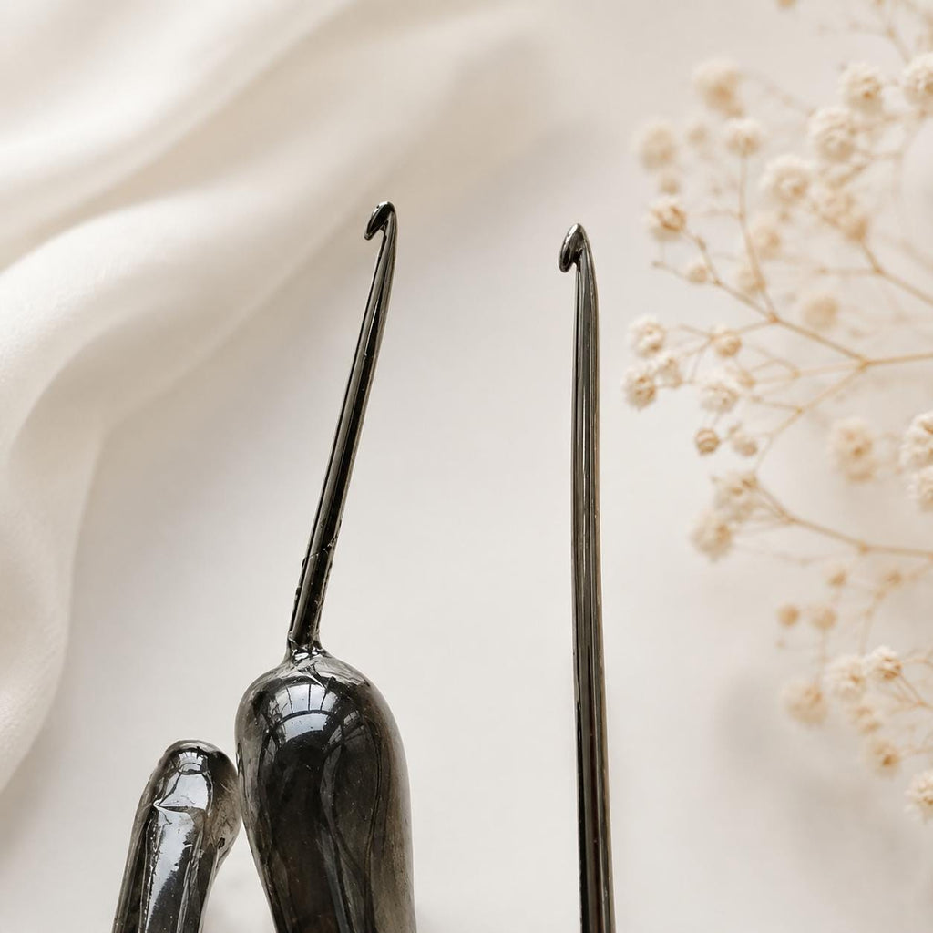 Lace Pattern Tatting Shuttle with 0.4mm Fine Hook, Clear or Black Frivolite Tool for Lace Making